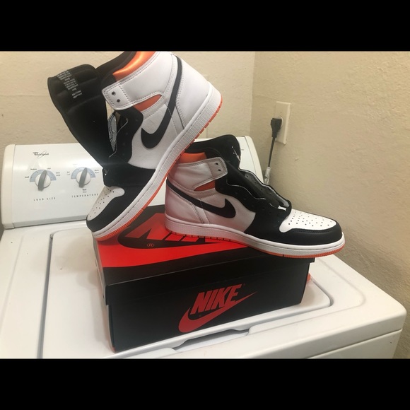 Jordan 1s Electro Orange DEADSTOCK main image 3